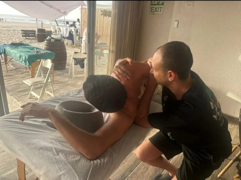 דויד שפירא מטפל בכתף ובצוואר / David Shapira treating a client's neck and shoulder